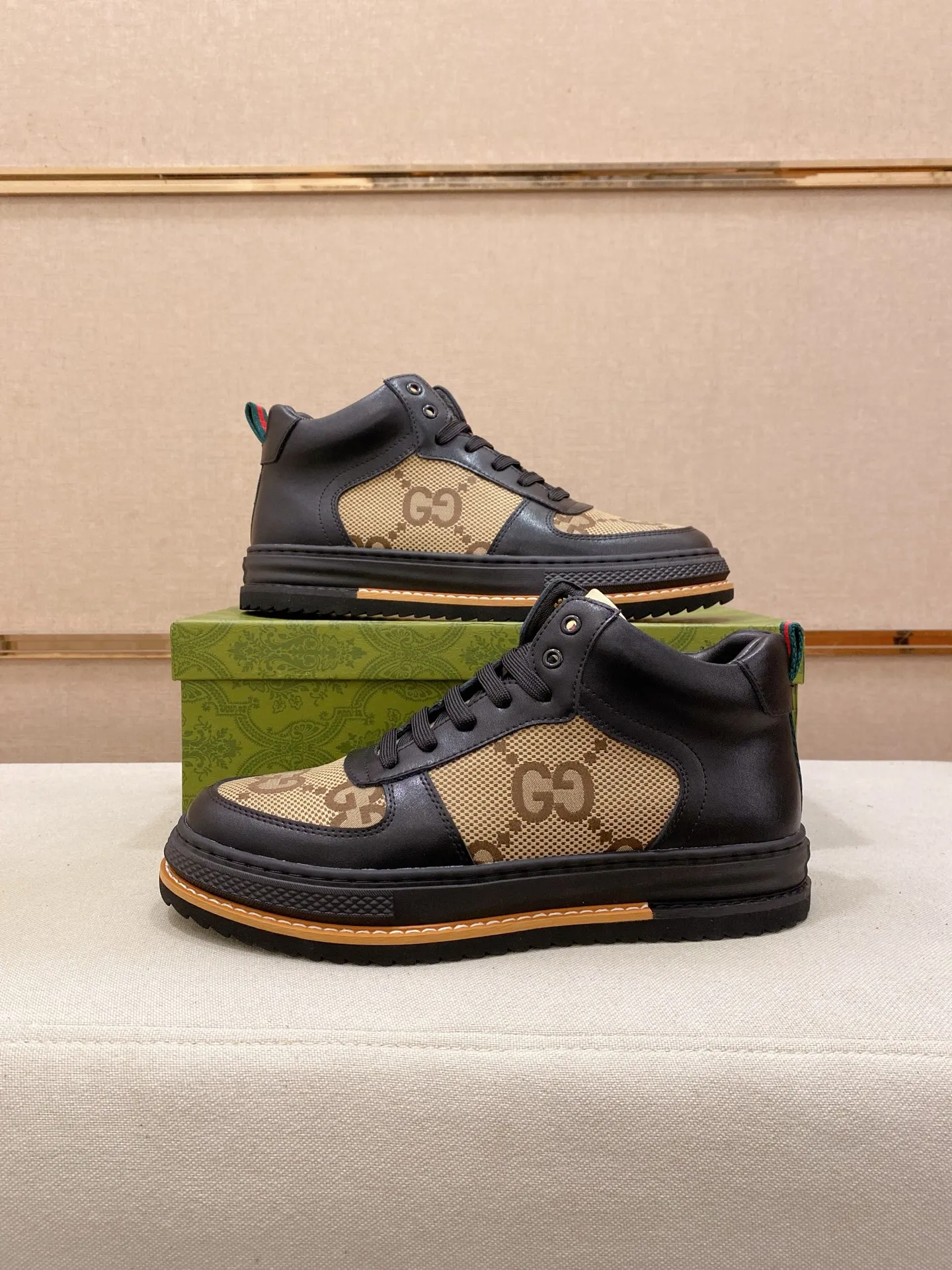Factory price: 420💰 (GUCCI) The latest model from the official website🎁🎁Casual and fashionable men's shoes👟, hot style💥The version is simple and elegant, exclusive for trendy men. The unique latest brand elements from the official website👑Original Gucci decoration, fashionable and generous, the fabric is original cowhide ✅Mesh breathable lining, the official website specifies wear-resistant casual outsole, the classic model is taken in kind at the counter🎬38-44 (can be customized for 45 non-refundable)